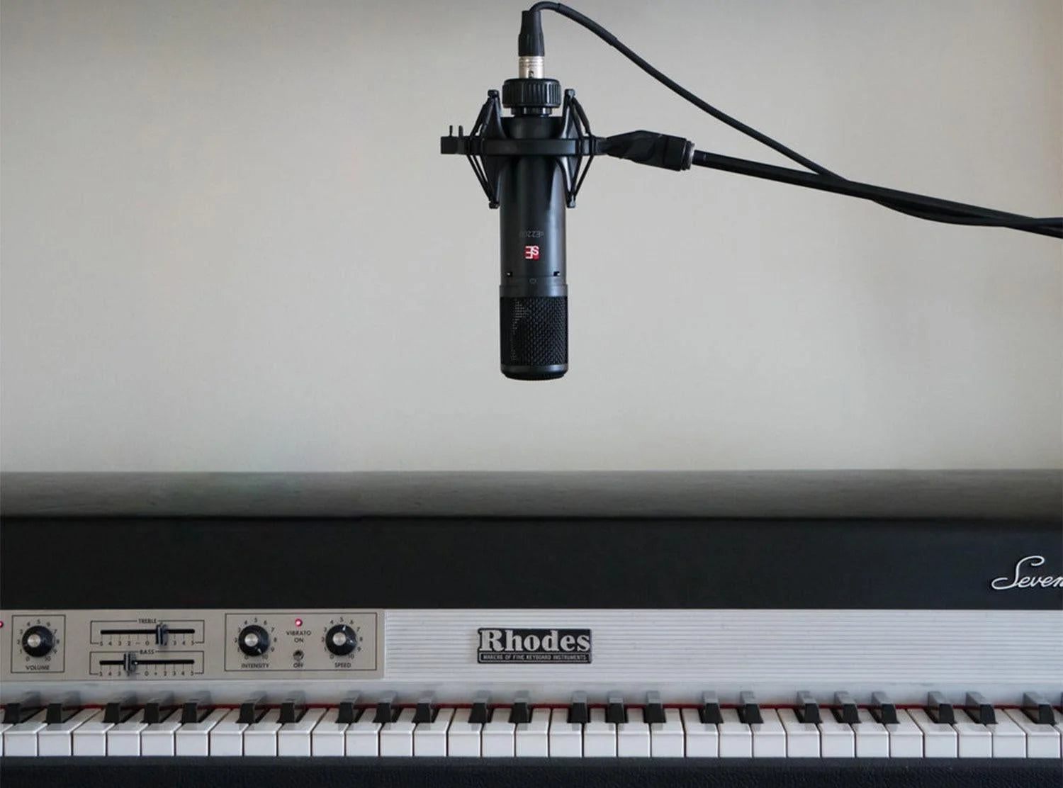 Large Diaphragm Condenser Mic with Shockmount and Filter T1427